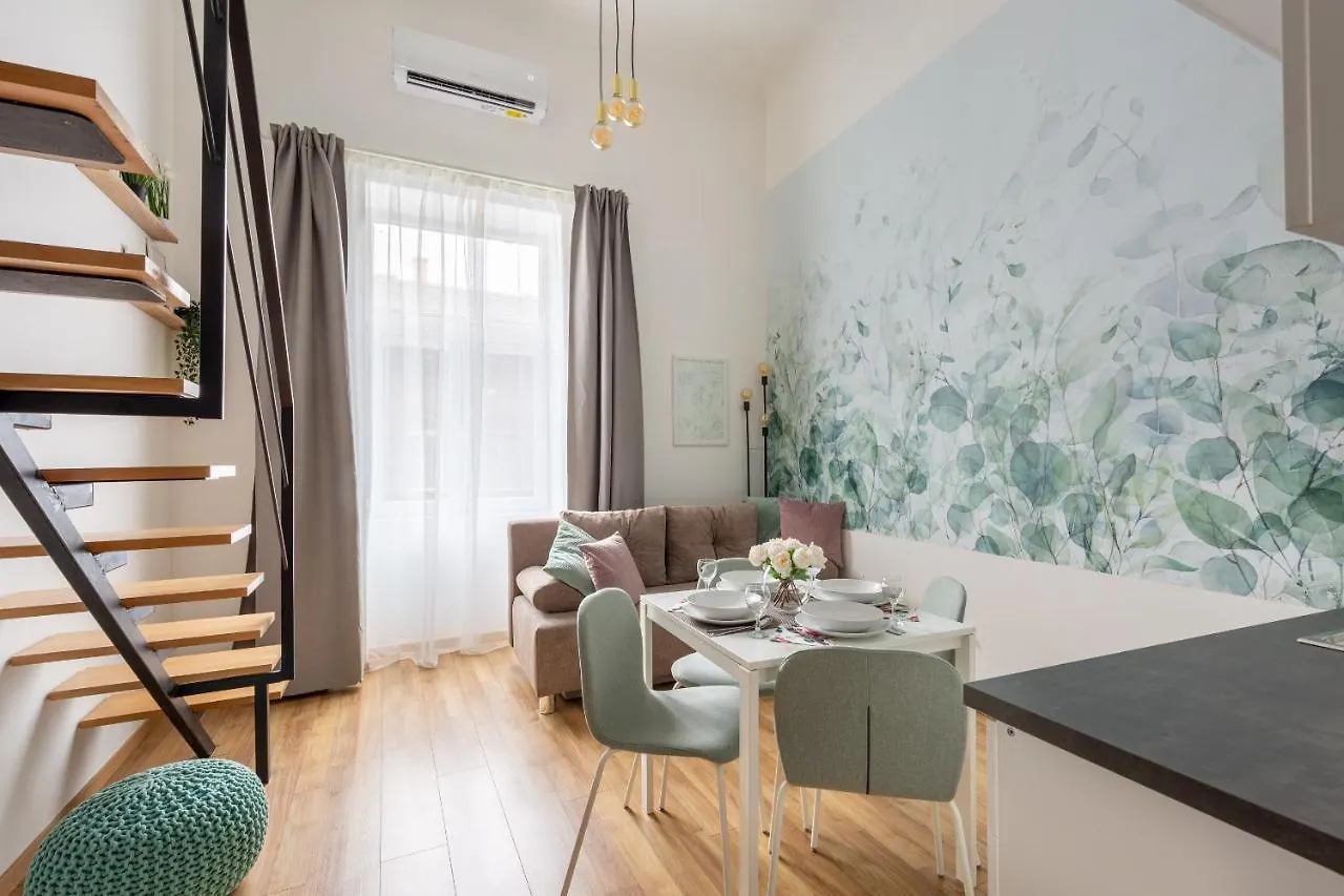 Budapest Holidays Cosy 0*,